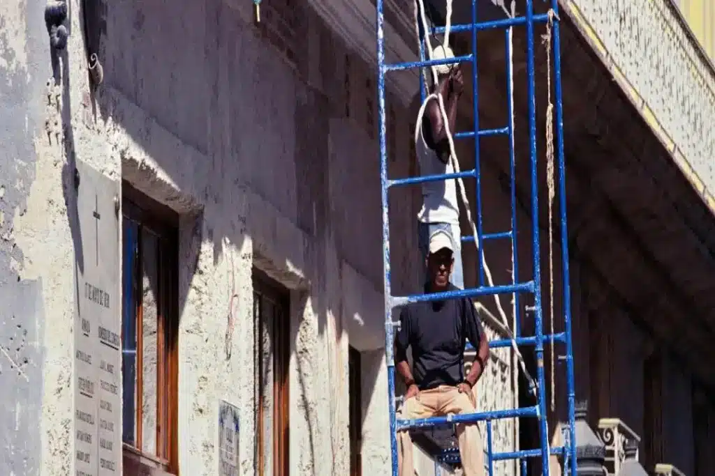 Faut-il une autorisation pour mettre un échafaudage contre sa façade ?