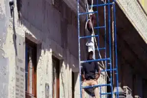 Faut-il une autorisation pour mettre un échafaudage contre sa façade ?